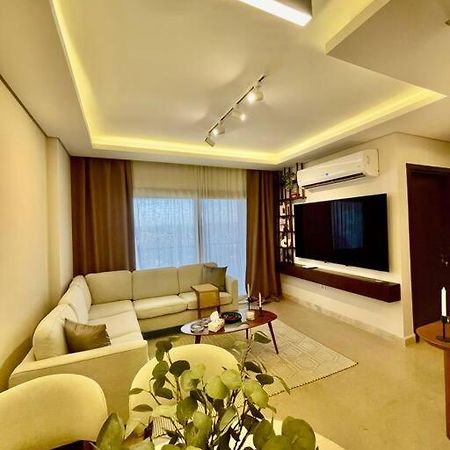 Appartamento Zed Chic & Cozy Retreat In Heart Of Sheikh Zayed Sheikh Zayed City Esterno foto