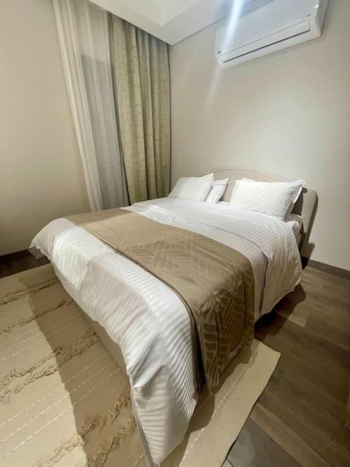 Appartamento Zed Chic & Cozy Retreat In Heart Of Sheikh Zayed Sheikh Zayed City Esterno foto