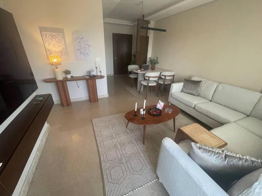 Appartamento Zed Chic & Cozy Retreat In Heart Of Sheikh Zayed Sheikh Zayed City Esterno foto