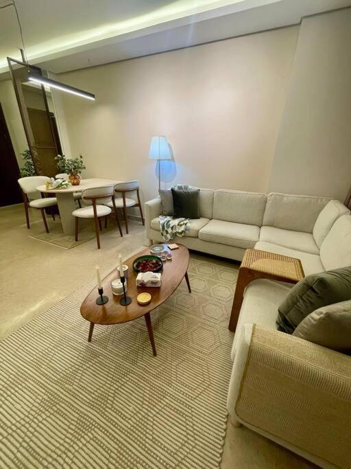 Appartamento Zed Chic & Cozy Retreat In Heart Of Sheikh Zayed Sheikh Zayed City Esterno foto