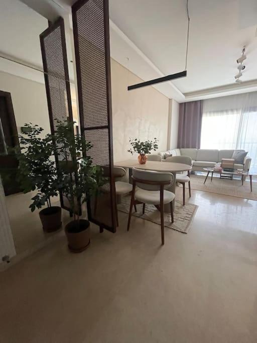 Appartamento Zed Chic & Cozy Retreat In Heart Of Sheikh Zayed Sheikh Zayed City Esterno foto