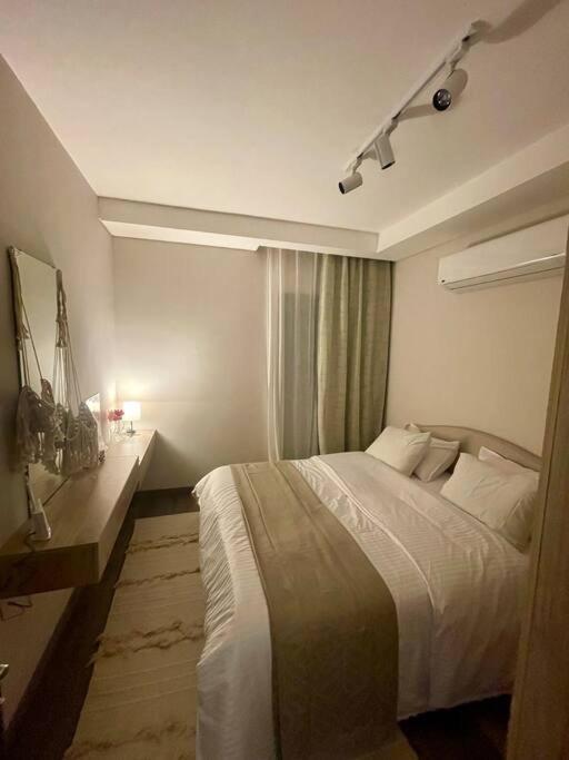 Appartamento Zed Chic & Cozy Retreat In Heart Of Sheikh Zayed Sheikh Zayed City Esterno foto