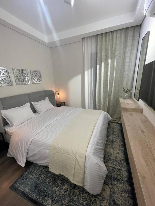 Appartamento Zed Chic & Cozy Retreat In Heart Of Sheikh Zayed Sheikh Zayed City Esterno foto