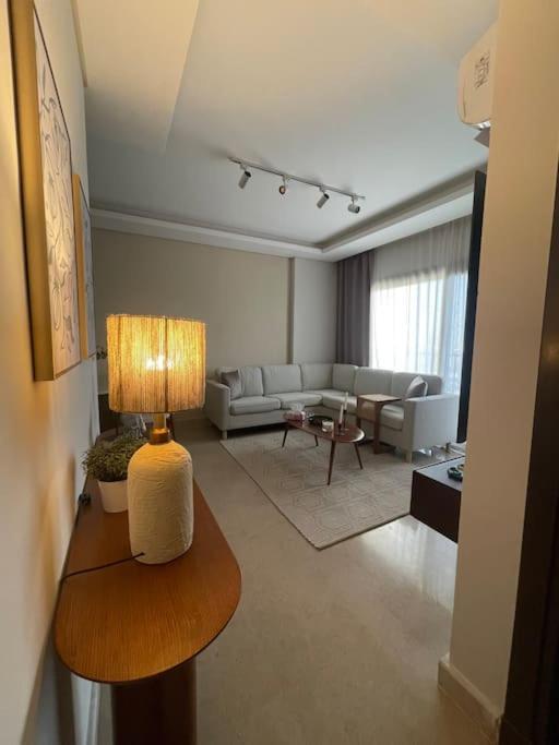 Appartamento Zed Chic & Cozy Retreat In Heart Of Sheikh Zayed Sheikh Zayed City Esterno foto