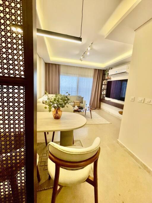 Appartamento Zed Chic & Cozy Retreat In Heart Of Sheikh Zayed Sheikh Zayed City Esterno foto