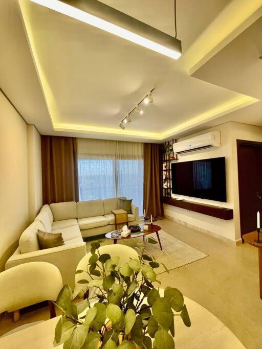 Appartamento Zed Chic & Cozy Retreat In Heart Of Sheikh Zayed Sheikh Zayed City Esterno foto